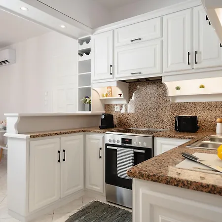 Prelude 2br Naxos Town Center Near דירה *